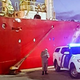 El Etchizen Maru, anclado en el puerto de Ushuaia y bajo vigilancia policial.